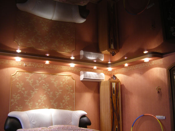 Без люстры: выбираем альтернативное освещение для спальни