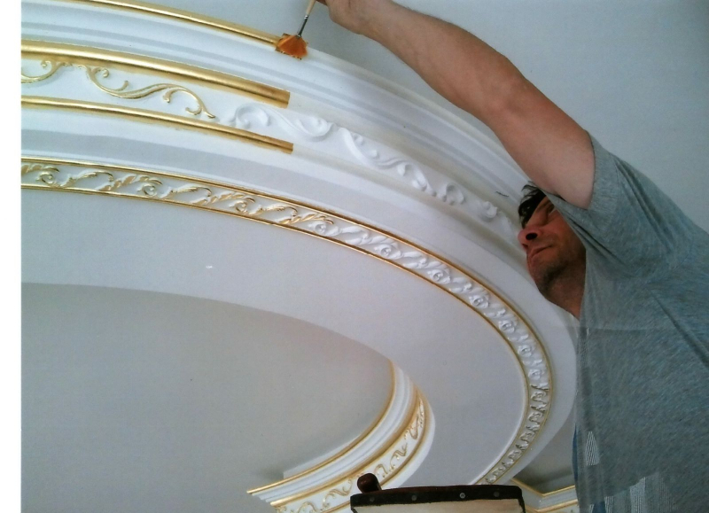 Чем лучше красить потолочный плинтус из пенопласта?
