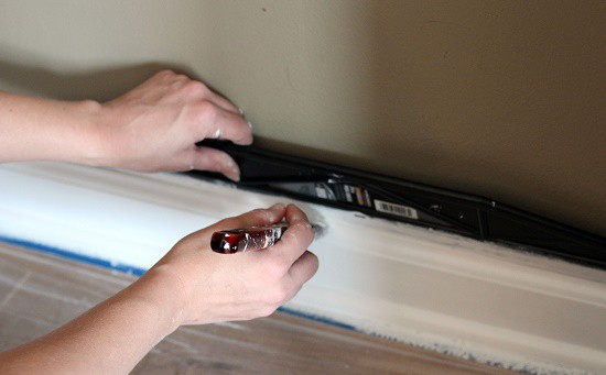 Чем покрасить потолочный плинтус из пенопласта: делаем выбор