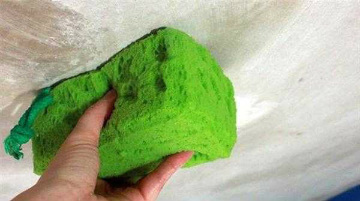 Как быстро смыть или удалить побелку с потолка