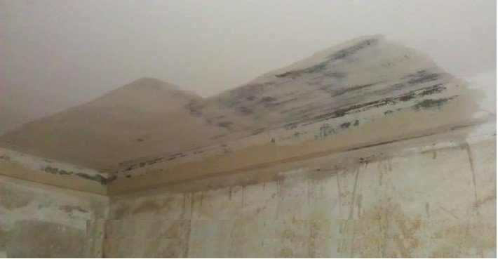 Как быстро смыть побелку с потолка – 5 самых эффективных способов