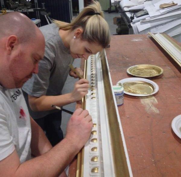 Как и чем покрасить потолочный плинтус из пенопласта?