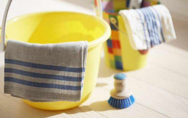 Как и чем покрасить потолочный плинтус из пенопласта?