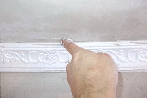 Как красить потолочный плинтус