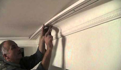 Как крепить пластиковые гардины. Как прикрепить потолочный карниз к любой поверхности