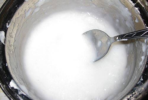 Как легко и быстро убрать старую побелку с потолка?