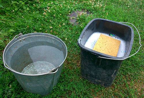 Как легко и быстро убрать старую побелку с потолка?