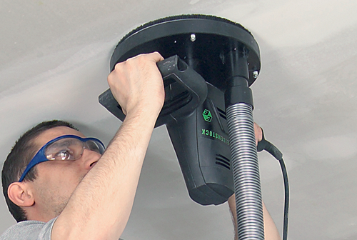 Как очистить потолок от побелки