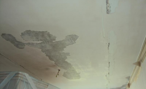 Как очистить потолок от побелки