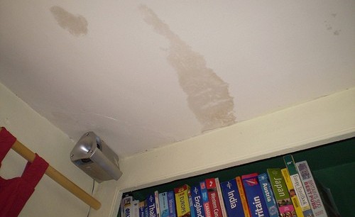 Как очистить потолок от побелки