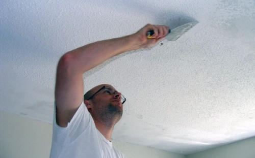 Как очистить потолок от побелки
