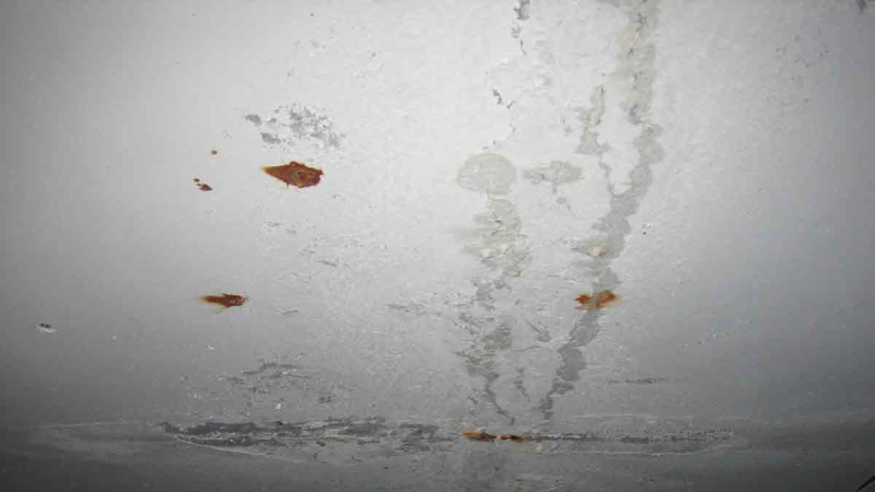 Как отмыть потолок от побелки