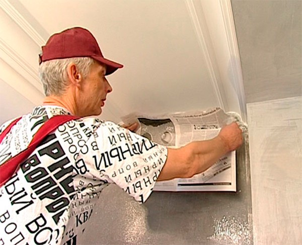 Как отмыть потолок от побелки