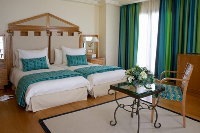 Как подобрать шторы к фотообоям. основных правил подбора штор к обоям. Варианты оформления гостиной