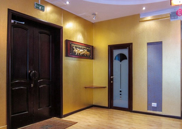 Как подобрать шторы к фотообоям. основных правил подбора штор к обоям. Варианты оформления гостиной