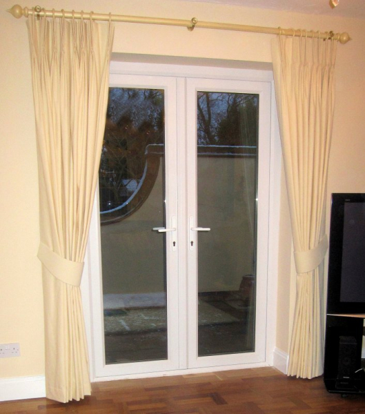 Как подобрать шторы к фотообоям. основных правил подбора штор к обоям. Варианты оформления гостиной