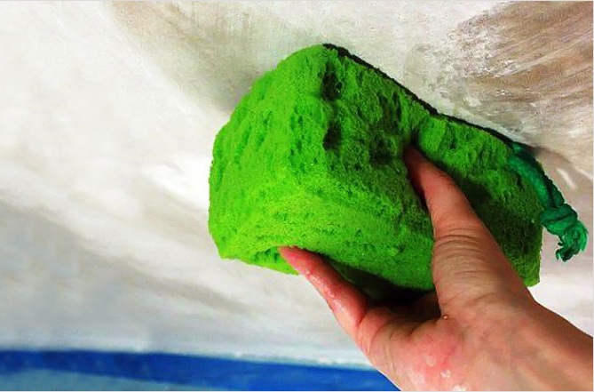 Как смыть побелку с потолка: 3 простых способа