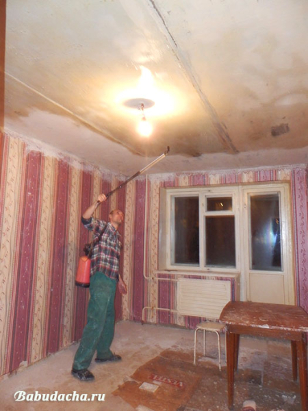 Как смыть побелку с потолка быстро и без грязи?