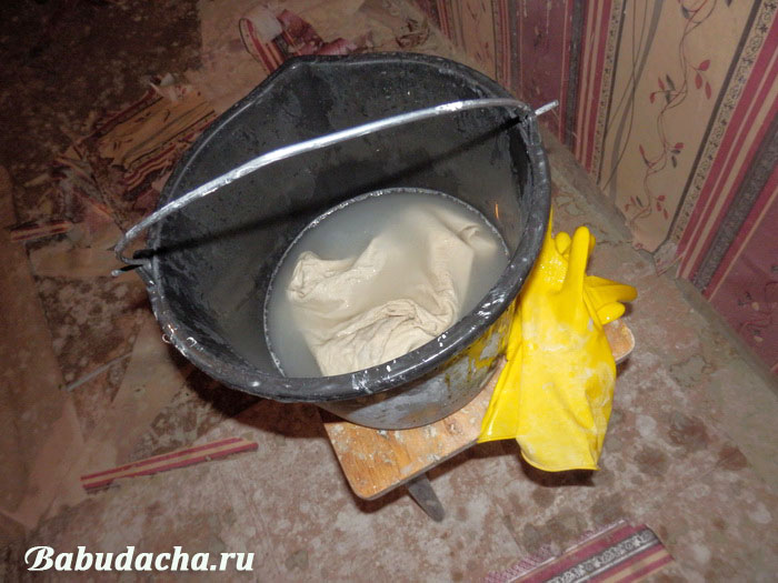 Как смыть побелку с потолка быстро и без грязи?