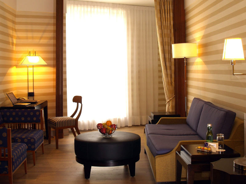 Как зрительно увеличить пространство с помощью обоев: расширяем узкую комнату