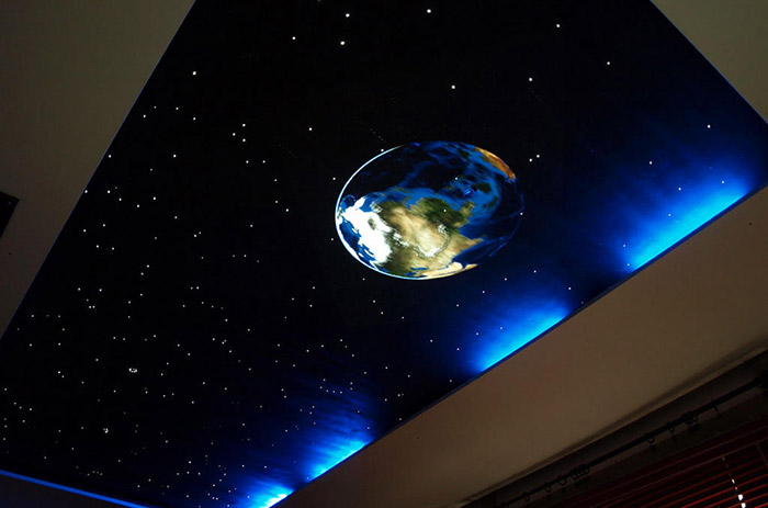 Какие светильники используют для натяжных потолков. Светодиодные светильники для натяжных потолков в интерьере помещения