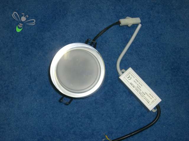 Какие светильники используют для натяжных потолков. Светодиодные светильники для натяжных потолков в интерьере помещения