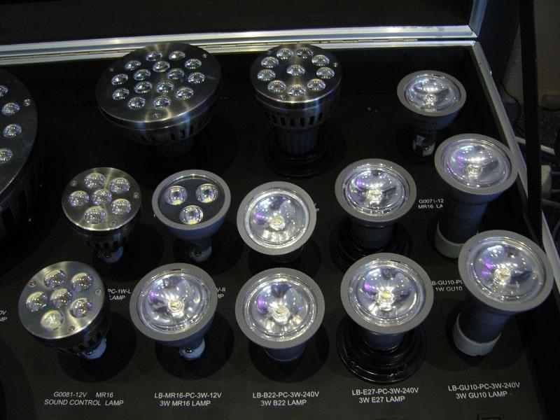 Какие светильники лучше для натяжного потолка: советы по выбору