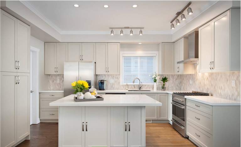 Каким сделать освещение на кухне с натяжным потолком