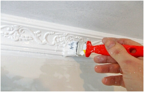 Красим потолочный плинтус из пенопласта