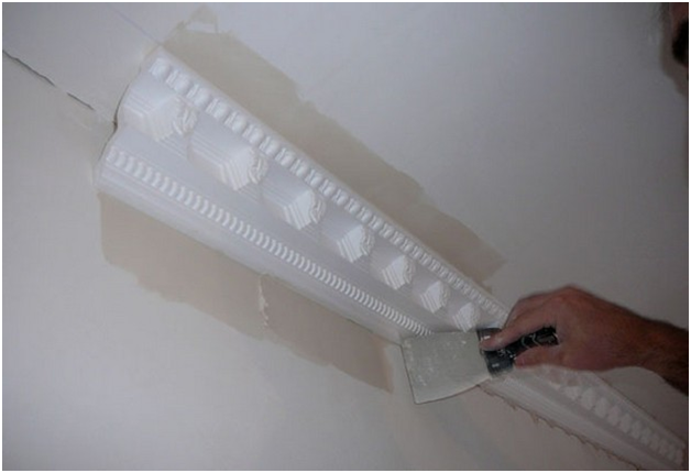 Красим потолочный плинтус из пенопласта