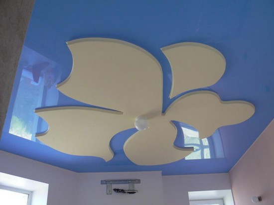 Красивые двухуровневые потолки на кухне