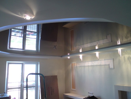 Красивые двухуровневые потолки на кухне