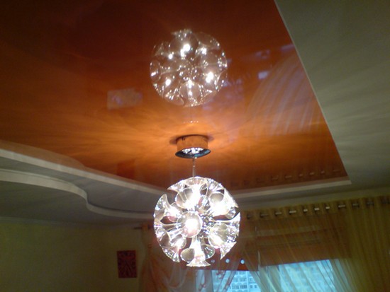 Красивые двухуровневые потолки на кухне