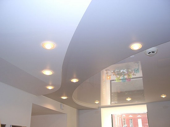 Красивые двухуровневые потолки на кухне