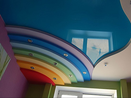 Красивые двухуровневые потолки на кухне