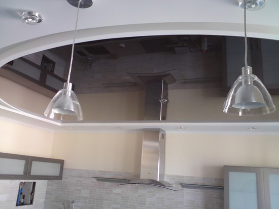 Красивые двухуровневые потолки на кухне