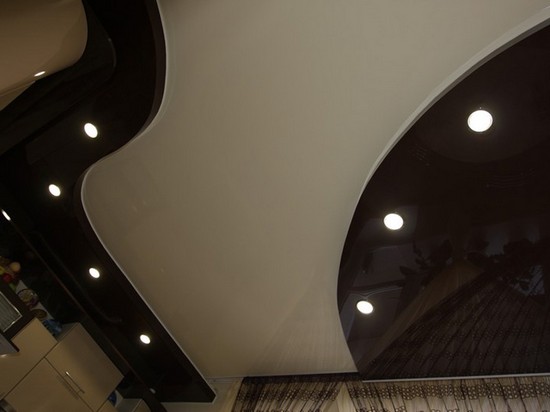 Красивые двухуровневые потолки на кухне