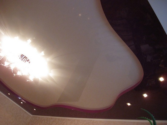 Красивые двухуровневые потолки на кухне