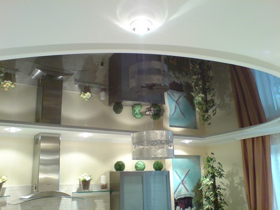 Красивые двухуровневые потолки на кухне