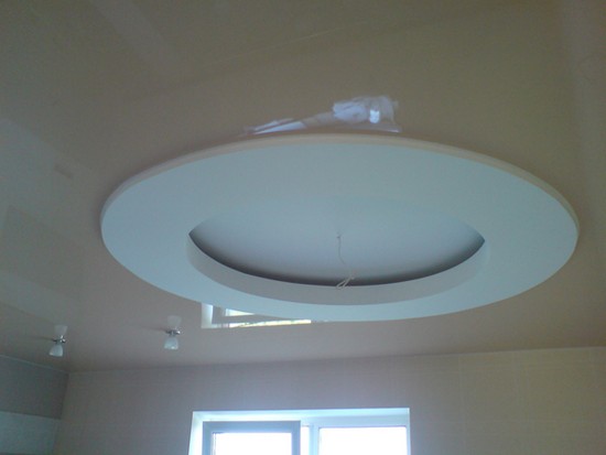 Красивые двухуровневые потолки на кухне