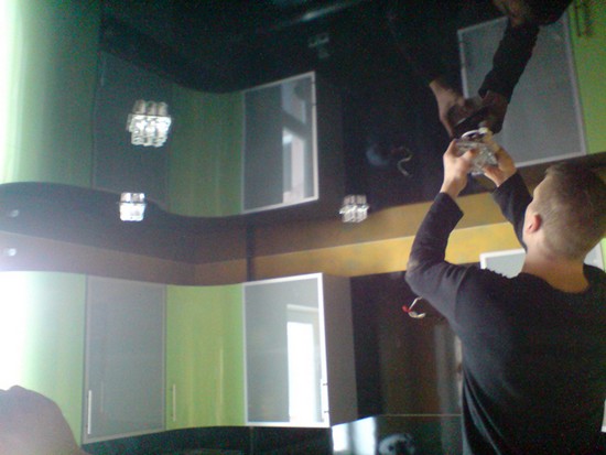 Красивые двухуровневые потолки на кухне