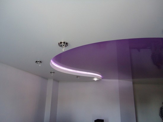 Красивые двухуровневые потолки на кухне