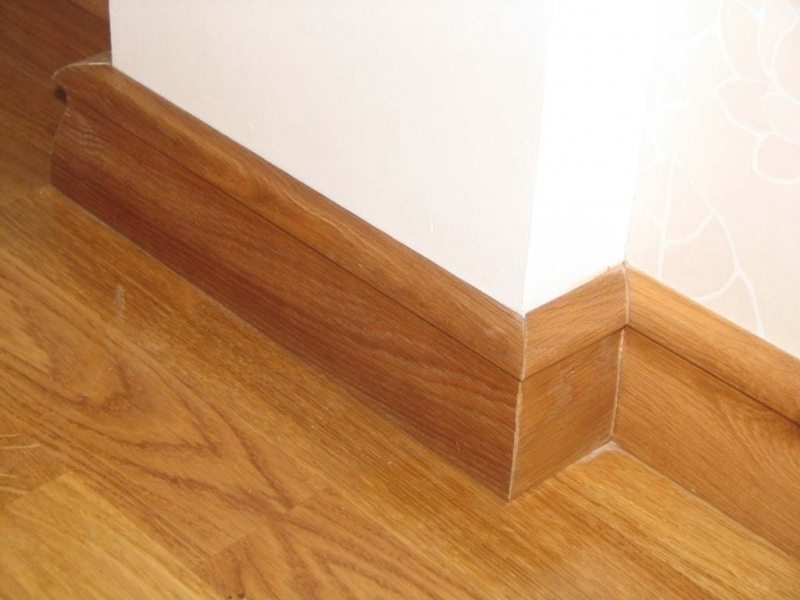 Краска для плинтусов: виды, составы для пенополистирольных и деревянных изделий, особенности проведения работ