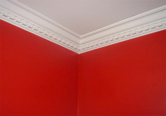 Краска для плинтусов: виды, составы для пенополистирольных и деревянных изделий, особенности проведения работ