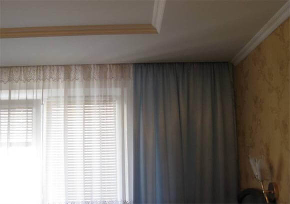 Крепление карниза к натяжному потолку: особенности монтажа