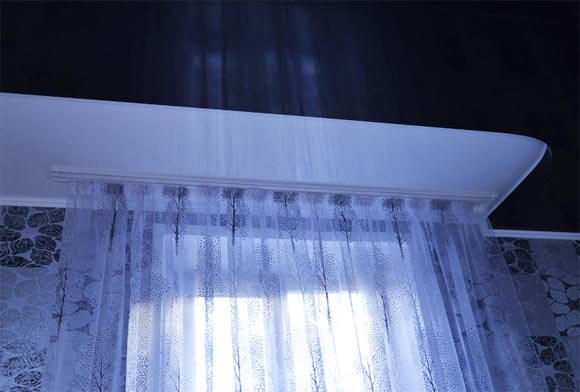 Крепление карниза к натяжному потолку: особенности монтажа