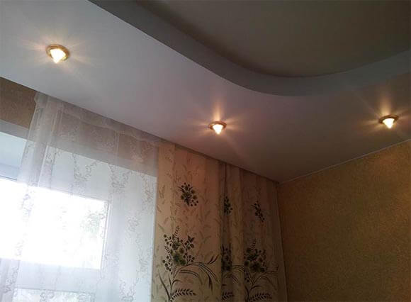 Крепление карниза к натяжному потолку: особенности монтажа