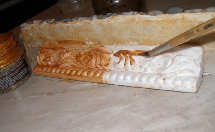 Надо ли красить потолочный плинтус: выбор необходимых материалов и инструмента, покраска