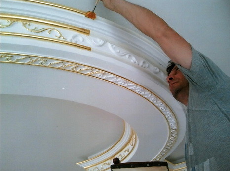 Надо ли красить потолочный плинтус: выбор необходимых материалов и инструмента, покраска