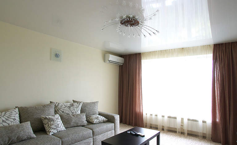 Натяжные потолки в хрущевке: свежие варианты дизайна